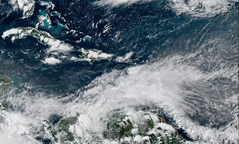 Sources météo fiables pendant la saison cyclonique : les comptes et organismes à suivre dans les Caraïbes